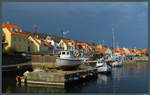 Fischerboote und Jachten im Hafen von Gudhjem auf Bornholm.