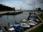 Der kleine Hafen von Martinshafen auf Rügen gelegen am Großen Jasmunder Bodden mit kleinen Booten im Hafen.