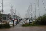 Auch an diesen Steganlagen lt sich um 11:48 Uhr am 30.08.2012 nienand blicken, der Regen hat alle , bis auf den Fotografen, der mit dem Rad unterwegs war, vertrieben.
Lauterbach Hafen.