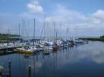 Strahlenblauer Himmel ber den kleine Hafen von Ralswiek am 13.September 2013.