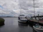 Wenig Platz ist im Hafen von Groß Zicker so das hier nur kleine Boote am Steg festmachen.Aufnahme vom 21.Juni 2014.