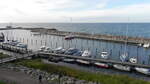   Der kleine Jachthafen von Lohme, auf der Halbinsel Jasmund im Nordosten der Insel Rügen schmiegt sich romantisch an das bewaldete Steilufer.