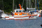 
SAR Seenotrettungsboot GERHARD ELSNER hat im Frühjahr diesen Jahres das bisherige Seenotrettungsboot CASPER OTTEN in Lauterbach abgelöst. Hier im Hafen von Lauterbach. - 23.06.2024 