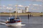 HAUKE sieht mir ganz nach einem ehemaligen Fisch- bzw. Krabbenkutter aus. Hier luft sie am 13.08.2010 zu einem Trn ins Wattenmeer aus Bsum aus. Sie ist 18 m lang, 5,42 m breit und kann 50 Passagiere aufnehmen. 