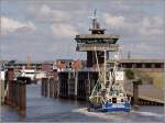 SD 21 RUNGHOLT aus Friedrichskoog am 13.08.2010 beim Passieren des Sperrwerks Bsum.