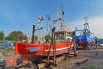 Fischereifahrzeug BÜS 5 YVONNE wird im Hafen von Büsum auf  Vordermann  gebracht. Im Hintergrund das Fischereifahrzeug SC 36 ACHAT