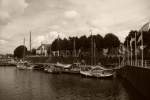 Ostfriesland in Schwarzweiss: Historische Kutter, Tjalks und andere im Einklang mit Himmel und Wolken in Carolinensiel