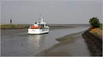 Die WEGA II (IMO 8892411) lauft am 17.05.2017 bei Niedrigwasser aus ihrem Heimathafen Fedderwardersiel aus, um eine Rundfahrt in der Außenweser zu unternehmen. Bis zu 140 Passagieren kann sie an Bord nehmen.