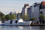 Die 1966 gebaute JÜRGENSBY (IMO 6706864) liegt am 05.07.2017 im Flensburger Hafen. Am Tag zuvor hatte es im Salon des Fahrgastschiffes gebrannt. Die JÜRGENSBY ist 35,72 m lang und 6,86 m breit, hat eine GT/BRZ von 214 und kann bis zu 200 Personen befördern. Zeitweise trug sie den Namen SEEBAD BORBY.