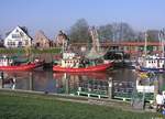 Fischerboote liegen vor Anker im Hafen von Greetsiel (Dezember 2004)
