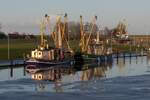 Fischerboote im Hafen von Greetsiel am 28.12.2009.