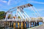 Das technische Denkmal der hlzernen Klappbrcke verbindet die Greifswalder Ortsteile Eldena und Wieck mit seinen Yacht- und Fischerhafen. - 12.09.2013