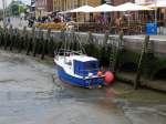 Auch das kleine Boot  Jens de Wandt  muss warten, bis das Wasser wieder steigt; Husum, 23.05.2010