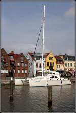Die MERLIN liegt am 02.09.2012 im Hafen von Husum. Sie ist 14,5 m lang, 8,5 m breit und hat einen 20 m hohen Mast.