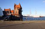 Gorch Fock im Stadthafen Stralsund. Links Hafenamt. 28.11.2016