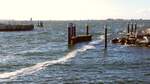 Die Hafeneinfahrt von Wiek auf der Ostseeinsel Rügen am 02.10.2022.
Der Seefahrerort Wiek liegt am Wieker Bodden auf der Halbinsel Wittow. Schon im Jahr 1165 wurde der Ort unter dem Namen  Vikr  erstmals urkundlich erwähnt. Später trieb wohl sogar der legendäre Seeräuber Klaus Störtebeker mit seinen Seeräuberkollegen sein Unwesen im Ort.
Verifizierbar ist das Ganze natürlich nicht.