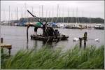 Ein Ponton der Firma Taucher Heros ist am 15.06.2007 im Hafen von Rerik im Einsatz.