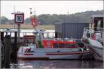 Das Seenotrettungsboot FRANZ STAPELFELDT liegt etwas versteckt hinter einem Seenotkreuzer in seiner Station Maasholm an der Schlei. Die FRANZ STAPELFELDT gehrt zur 8,5-m-Klasse der DGzRS-Flotte. Sie hat einen Tiefgang von weniger als einem Meter und ist 18 kn schnell. 06.08.2010