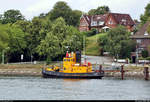 Blick während einer Hafenrundfahrt auf Schlepper  NOK 1 , der im Yachthafen Holtenau Schleuse unweit des Kieler Hafens liegt.