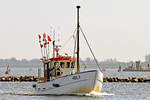 Fischereifahrzeug HEIL 9 am 20.04.2021 in Heiligenhafen (Ostsee) einlaufend