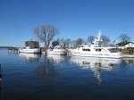 Sonntagsruhe auch bei den Rundfahrtschiffen im Hafen von Niendorf an der Ostsee...