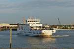 . Bevor die Frisia I am Steg anlegen kann muß es noch eine 180° Drehung im Hafengebiet von Norddeich ausführen.  09.10.2014