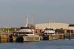 . Katamaran Church Bay & Malltreaeth Bay liegen im Hafen von Norddeich, zum Transprt der Offshore Crew. Bj 2014, L 26,50 m; B 7,50 m; Tg 1,40 m;  Geschw. 26 knoten; Besatzung 3 Mann; kann 12 Passagiere aufnehmen;   09.10.2014