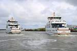 Personenfähre  Frisia IV  (Bauj. 2002) (l.) läuft nach Norderney aus und  Frisia III , das neue Flaggschiff der Reederei Norden-Frisia, von Norderney erreicht den Norddeicher Hafen. [25.7.2017 - 11:05 Uhr]
