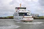Personenfähre  Frisia III  (Bauj. 2015), das neue Flaggschiff der Reederei Norden-Frisia, von Norderney erreicht den Norddeicher Hafen. [25.7.2017 - 11:05 Uhr]