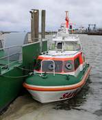 Seenotrettungsboot CARSTEN KNIGGE liegt im Norddeicher Hafen.