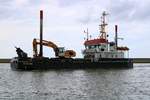 Arbeitsschiff  Seelöwe  mit Bagger für die Schlickräumung in den ostfriesischen Wattfahrwassern erreicht den Norddeicher Hafen. [27.7.2017 - 15:49 Uhr]
