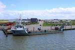 Entsorgungsschiff  Störtebeker , u.a. im Einsatz für den Mülltransport von der Nordseeinsel Juist zum Festland, liegt im Norddeicher Hafen. Aufgenommen von der Personenfähre  Frisia III . [28.7.2017 - 14:03 Uhr]