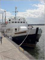 Die PROF. O. KRÜMMEL ist 24,5 m lang und 6,9 m breit. Sie wird heute für Seebestattungen genutzt. Das 1953 gebaute Schiff war zunächst unter dem Namen MAGNETOLOGE für den Seehydrographischen Dienst der DDR im Einsatz. Umbau und Umbenennung erfolgten 1993/94. Hier liegt sie am 06.05.2019 in ihrem Heimathafen Peenemünde.