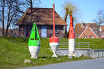 Boien am Tönner Hafen (Kreis Nordfriesland).