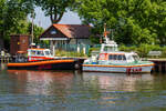 Seenotrettungsboote EVA AHRENS-THIES und GERHARD TEN DOORNKAAT am Liegeplatz in Ueckermünde „Am Kamigkrug“.