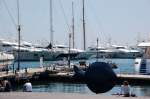 Hier ist das Geld im Wasser - und zwar reichlich. Zahlreiche Privatyachten und Segelschiffe liegen im Hafen von Cannes. Gesehen am 30.06.2007.