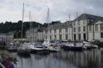 In dem kleinen Hafen von Morlaix in der Bretagne liegen Segel- und Motorboote am 22.07.2009
