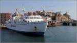Die 1980 gebaute ADEONA (IMO 7717298) liegt am 29.03.2014 im Hafen von Pozzuoli. Sie ist 70 m lang, 14 m breit, hat eine GT ovn 1.386 und eine DWT von 573 t. Sie kann 45 Fahrzeuge und 690 Personen befördern. Heimathafen ist Neapel (Italien).
