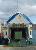 Die Fähre GAUDOS (IMO 9176319) der Gozo Chanel Line wird am 27.09.2007 im Hafen von Mgarr auf Gozo beladen für die Fahrt zurück zur Hauptinsel. Die 3 Doppelendfähren der Ta’Pinu-Klasse sind seit Anfang der 2000er Jahre in Betrieb und bieten eine schnelle und dicht getaktete Verbindung zwischen den beiden größten Inseln Maltas. 