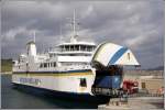 Die 2002 gebaute MALITA (IMO 9176321) wird im Hafen von Mgarr auf Gozo entladen. Wie ihre Schwesterschiffe GAUDOS und TA' PINU ist sie 85 m lang, 18 m breit und hat eine GT von 4893. Eingebaut ist jedoch ein zustzliches Hubdeck fr Fahrzeuge, dadurch wird die Kapazitt auf 138 Autos erhht. 26.03.2009