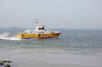 Ein niederländisches Lotsenboot läuft aus der Wester Scheldemündung in die Nordsee aus, um ein Schiff sicher in den Fluss zubringen.