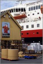Schne Hafenstimmung in nordnorwegischen Finnsnes. Das Hurtigurtenschiff  Richard With  hat fr kurze Zeit festgemacht. Scan eines Dias aus dem Juni 1994.