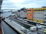 Hafen Kristiansund am 15.06.2006, seit der Aufnahme von Andre Breutel mit der  Nordnorge  2002 hat sich hier einiges gendert, ich nehme an, er hat seine Ausnahme von der Brcke gemacht. Die Hurtigrutenschiffe fahren durch diese Brcke, hhere Schiffe mssen in und aus dem Hafen um die Insel links fahren.