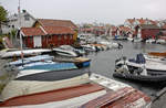 Blick auf den Hafen der Insel Gullhomen an der Bohusläner Küste nördlich von Stockholm.