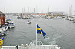 Foto vom Hafen in Gullhomen an der schwedische Westküste - von der Fähre Tuvesvik-Gullholmen aufgenommen. Aufnahme: 3. August 2017.