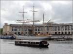 Die MORGANS ROOST ist am 02.06.2014 im Floating Harbour von Bristol unterwegs. Hier passiert sie gerade das Amphitheatre und den davor liegenden 3-Master KASKELOT. Die MORGANS ROOST hat zwar das Aussehen eines narrowboats, ist aber breiter als deren maximal 2,1 m. 02.06.2014