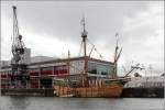 Die MATTHEW ist der Nachbau einer gleichnamigen Karavelle des ausgehenden 15. Jahrhunderts. Mit der Original MATTHEW hat der italienische Navigator Giovanni Caboto - in England John Cabot genannt - im Jahr 1497 von Bristol in England auslaufend das nordamerikanische Festland erreicht; anders als Columbus, der 5 Jahre zuvor lediglich die karibischen Inseln entdeckte. John Cabot ist nicht so berühmt geworden, da er von seiner zweiten Reise nach Amerika im Jahr 1498 nicht zurückkehrte. Hier liegt die MATTHEW am 03.06.2014 im Floating Harbour in Bristol. Sie ist 24 m lang und 6,25 m breit.