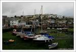 Ebbe im kleinen Fischerhafen von Mevagissey, Cornwall UK.