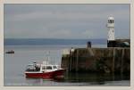 Mevagissey Cornwall UK - Hafeneinfahrt mit Leuchtturm. Mit dem kleinen Fhrschiff kann man zwischen Mevagissey und Fowley pendeln.