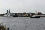 AL-QAHHAR (FFG-905) mit Begleitschlepper HOLTENAU (IMO 8200321) am 10.4.2023 im NOK Höhe Hafen Rendsburg /  Fregatte, Al-Aziz –Klasse der ägyptischen Marine (MEKO A-200EN)  /